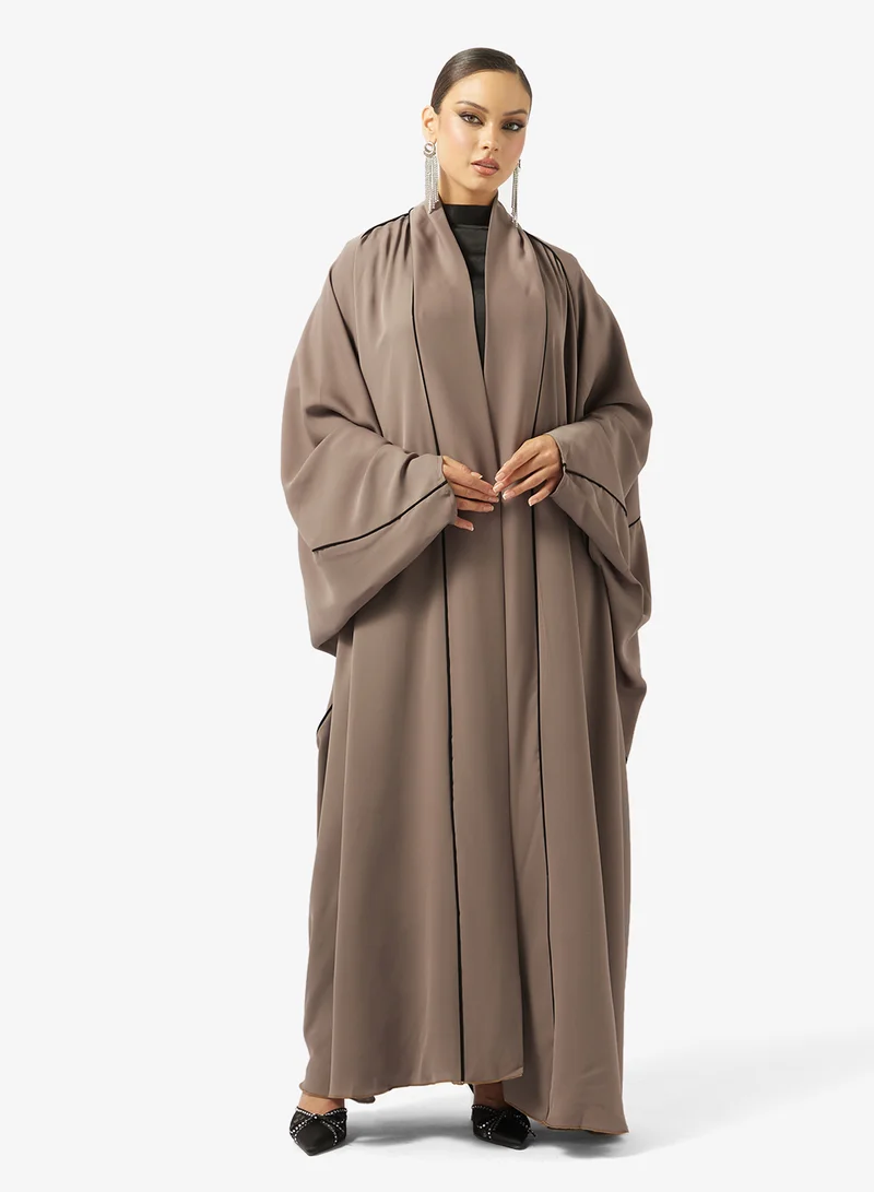 هيا كلوزيت عباية مزينة بقصة واسعة مع ياقة عالية